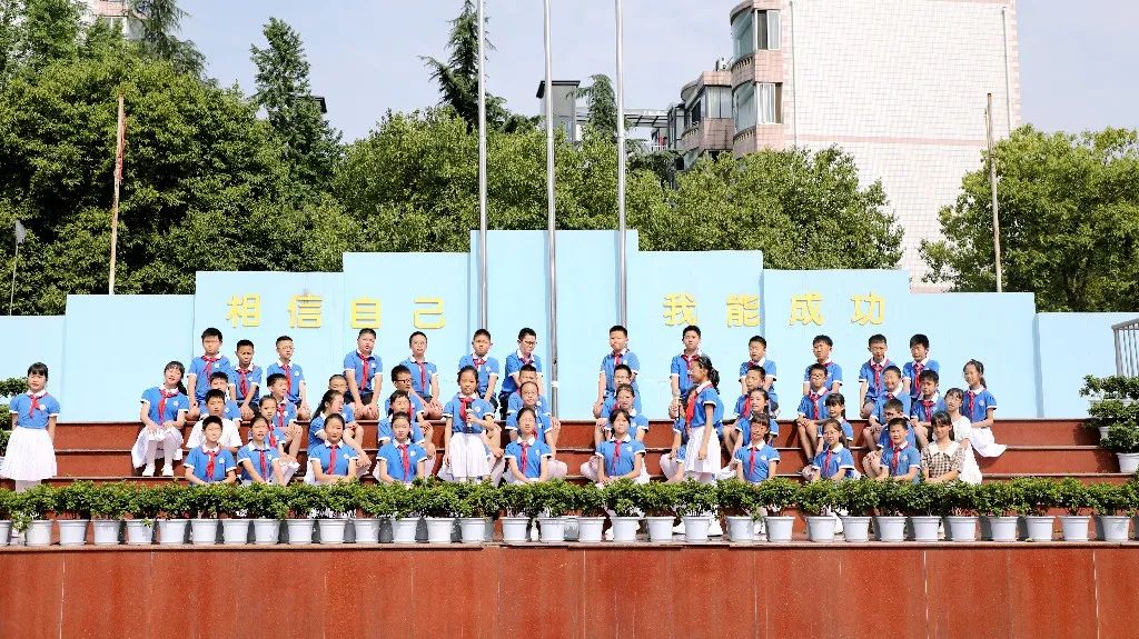 成都市双流区棠湖小学举行“5.25 我爱我”心理健康专题升旗仪式
