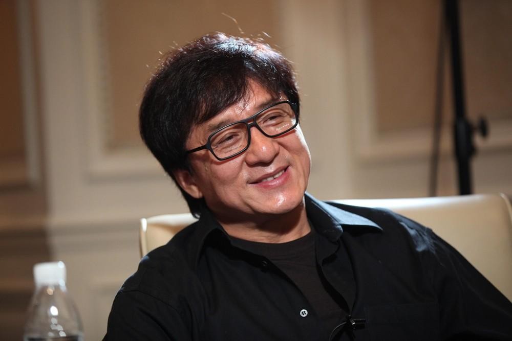 2007年成龙和亲哥安徽相认，对方一贫如洗，他有没有帮帮哥哥们