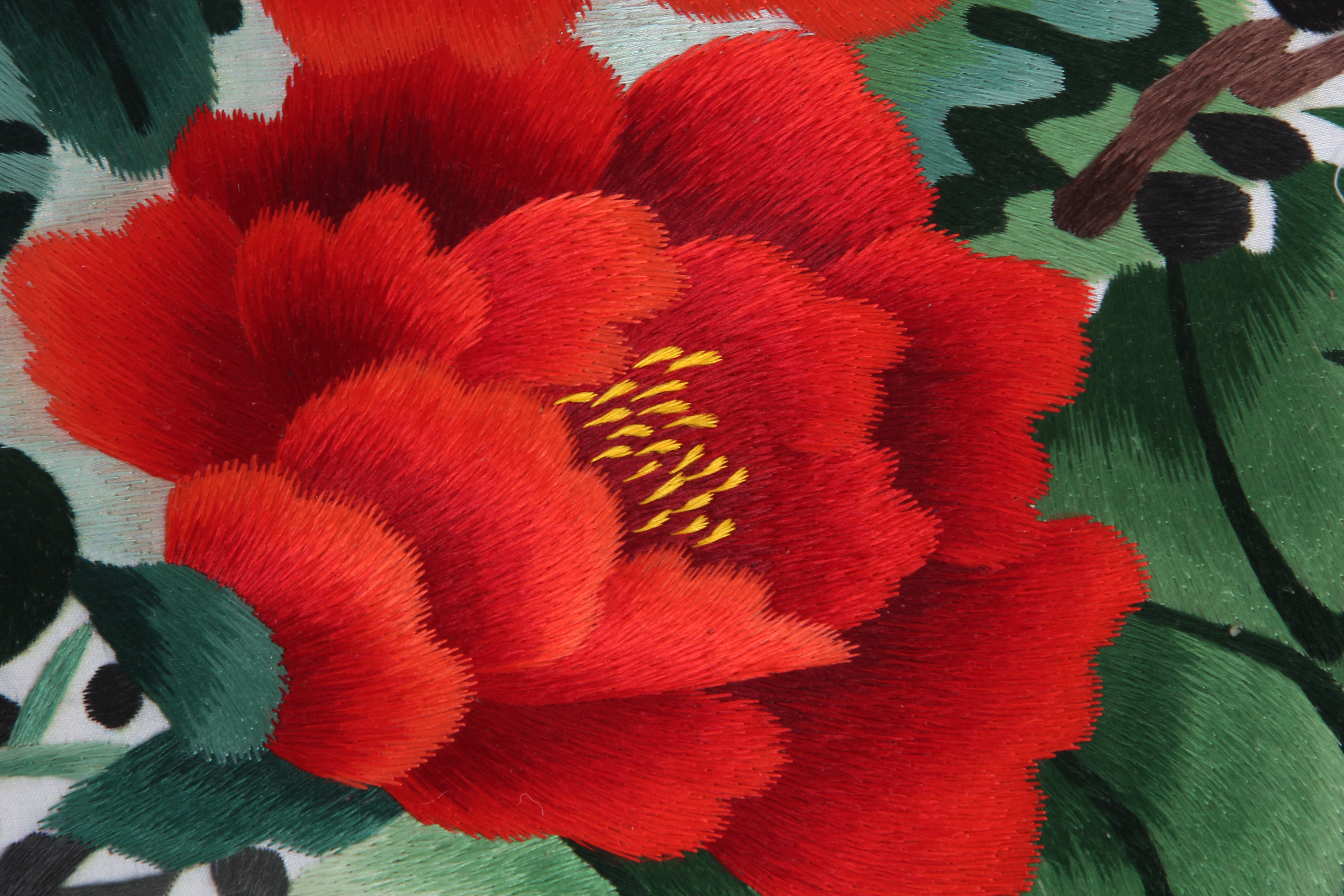 花开时节动京城",将牡丹花的地位推崇到极致,这幅手工刺绣牡丹图装饰