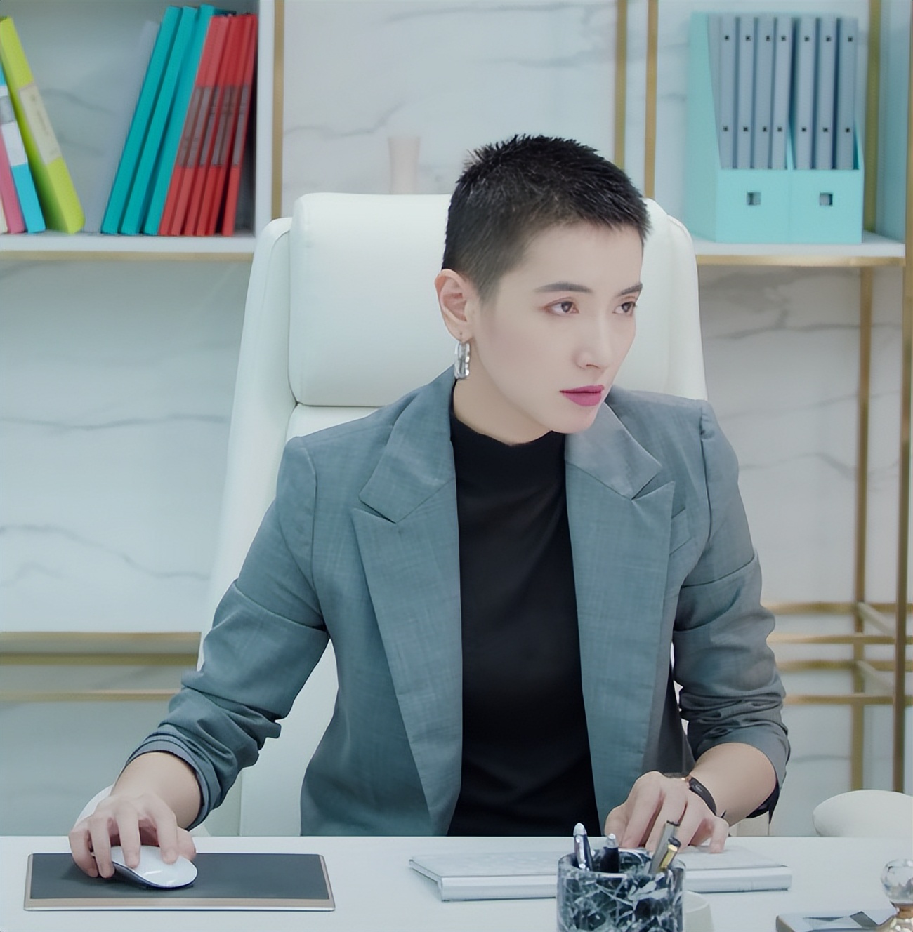 国内版《时尚女魔头》，不仅上演宫斗剧，还演绎了时尚现状