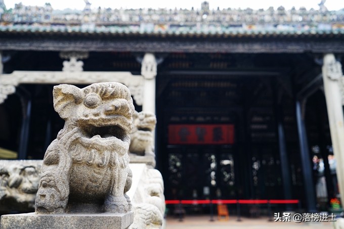 广州有一座陈家祠，富丽堂皇，雕刻精美，堪称岭南建筑艺术的明珠