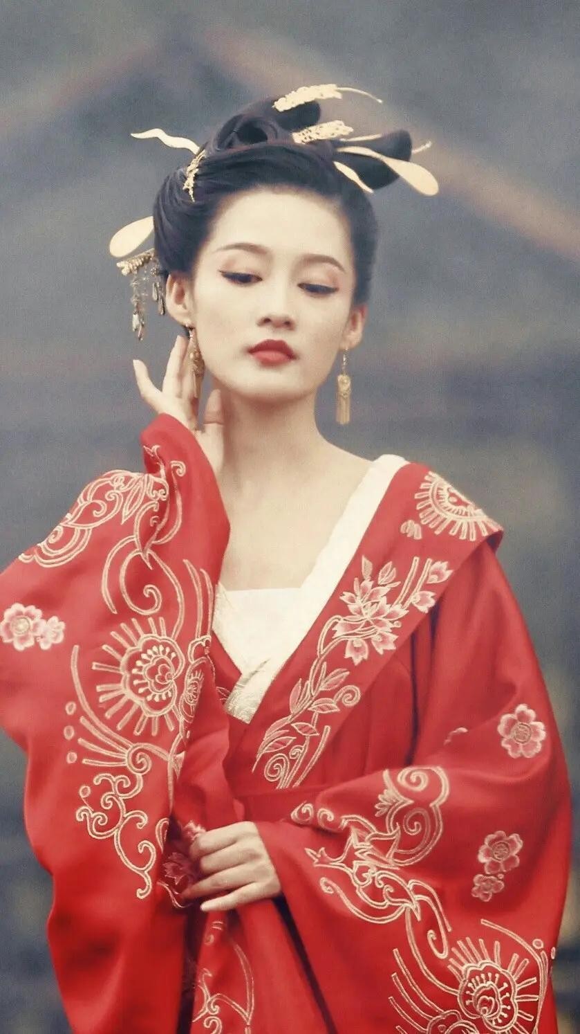 同样是“红衣造型”，杨幂娇俏像少女，赵丽颖霸气十足