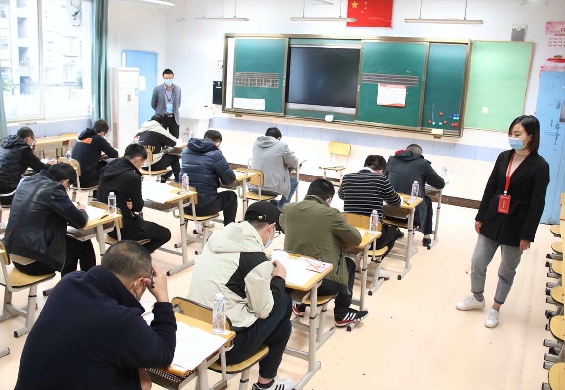 网传公务员将面临降薪，还要停发年终奖？3类岗位或成大学生新宠