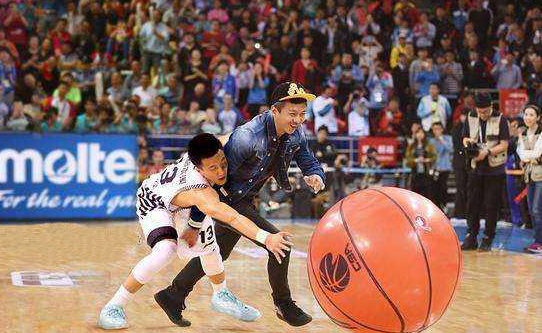 邓超喜欢哪些nba球星(梦想征战CBA！孙俪谈儿子愿望，父亲邓超最爱詹皇，曾挑战郭艾伦)