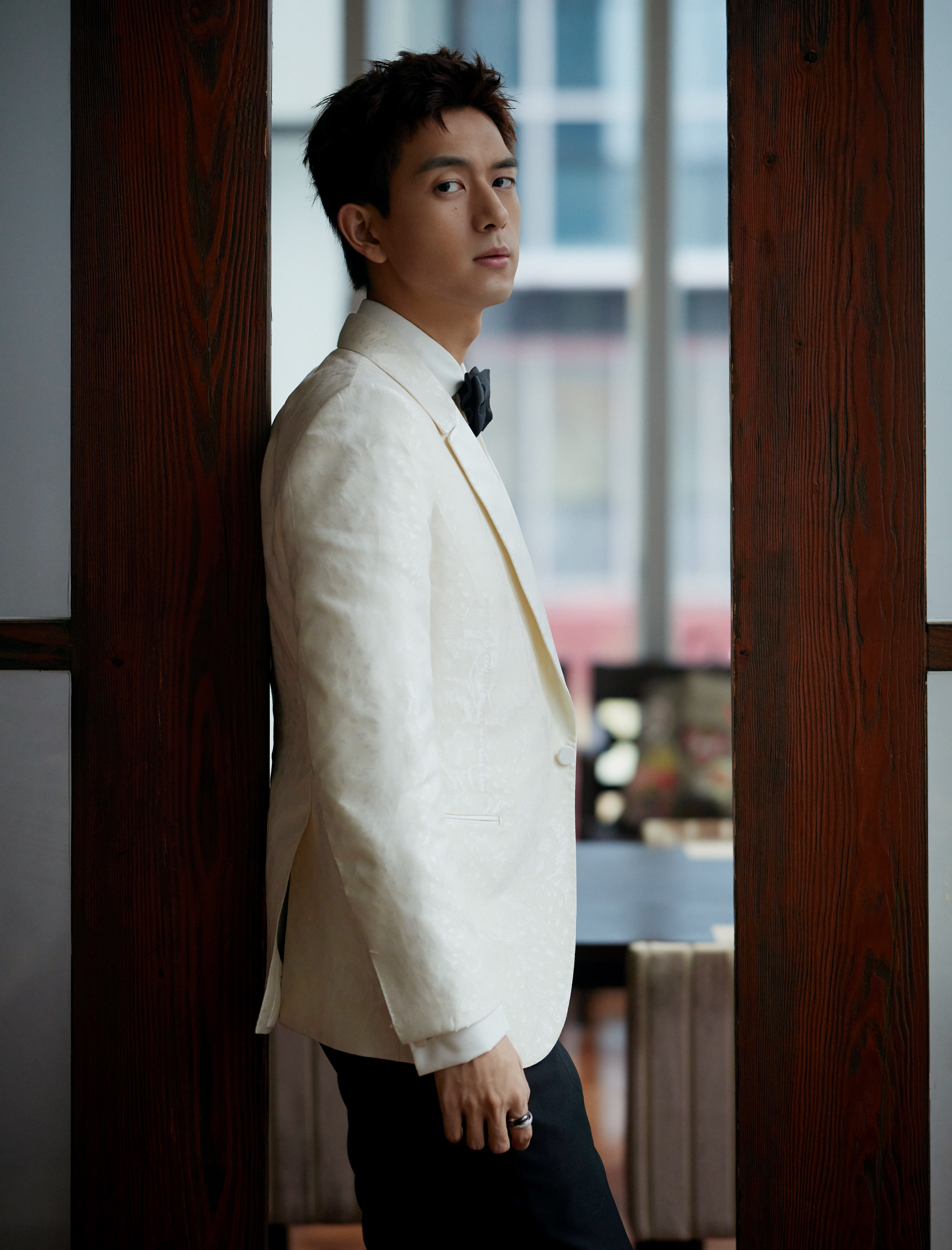 李现白色西装,翩翩少年