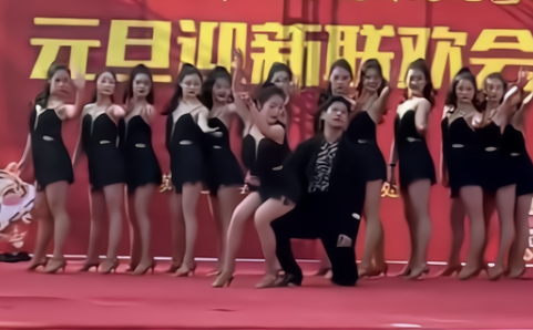 湖北黄石一艺校演出跳性感舞蹈，女生穿着火辣，评论区有些污浊