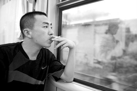 2006年，小伙因ATM机故障多取17万，被判无期后不服，重审改判5年