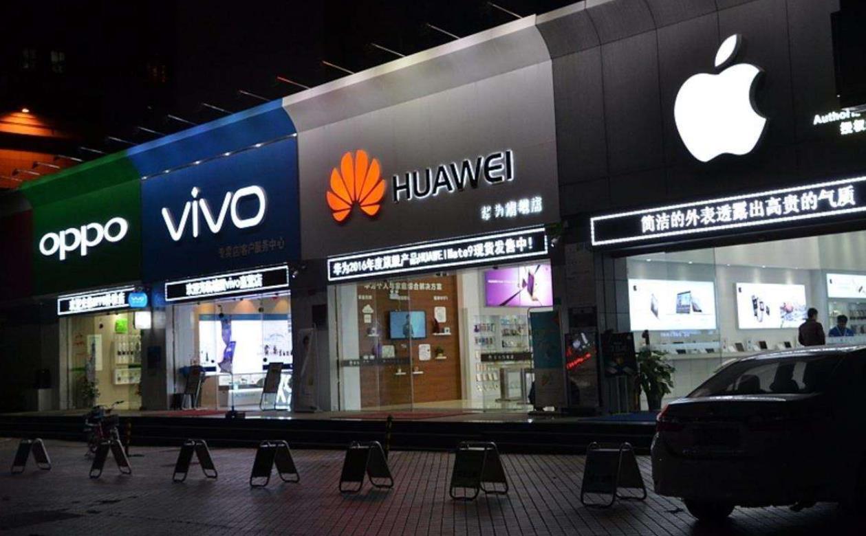 说实话，老年人，不懂手机的人还是用iPhone好，别买安卓