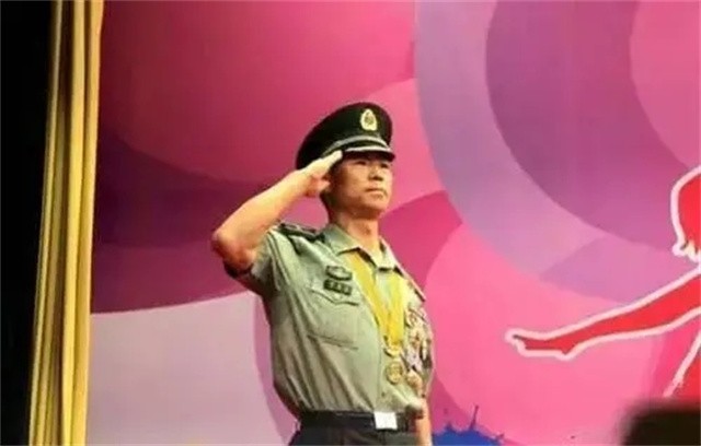 英雄团长祁发宝近况：头颅模型有明显缺损，额角伤疤明显令人痛惜