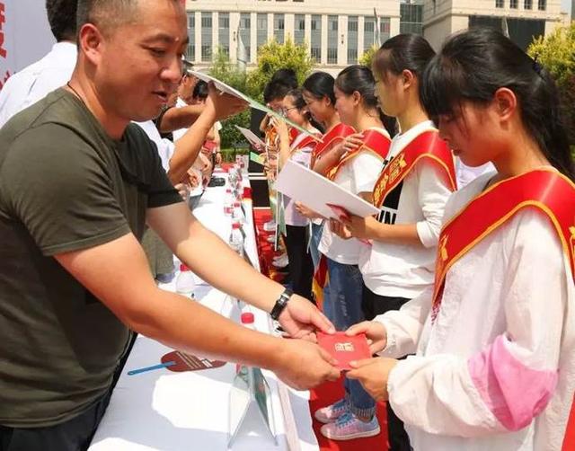 上了大学才知道，原来“特困生”并不困难，而是“隐形富豪”