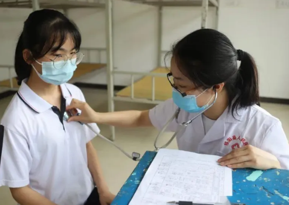 高考体检真的要“一丝不挂”吗？关键看这3点要求，学生：羞涩
