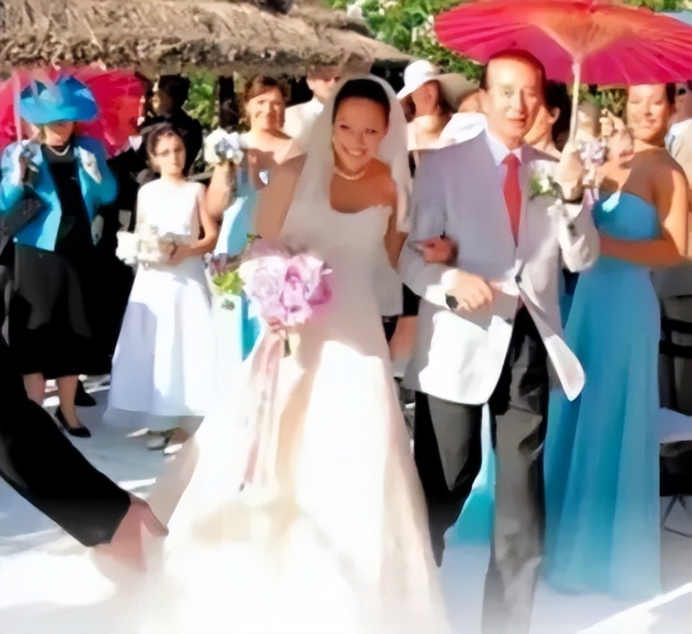 赌王嫡孙女罕见发动态，眉眼像极亡父何猷光，不争家产却身价不菲