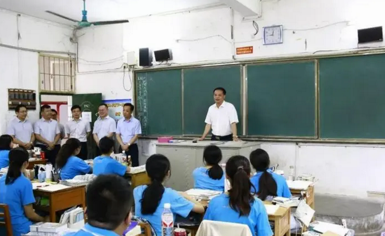 高考800多分的状元，如今流浪街头，与90后县长就读同一所学校