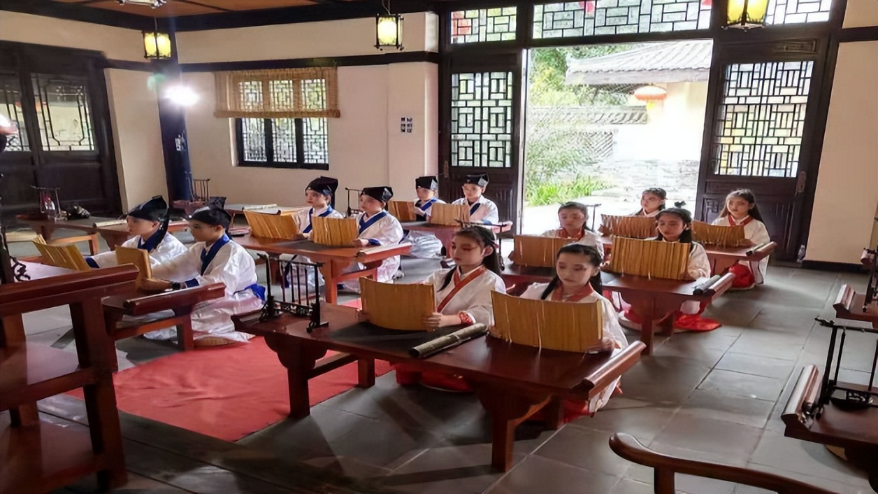 洽川風(fēng)景區(qū)攜手“紅領(lǐng)巾”開展《詩經(jīng)》研學(xué)實(shí)踐活動