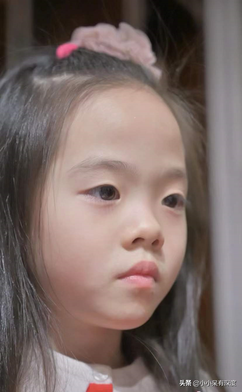 杨威晒照片，哇，小萌娃长成帅哥了！杨阳洋对双胞胎妹妹，特别好