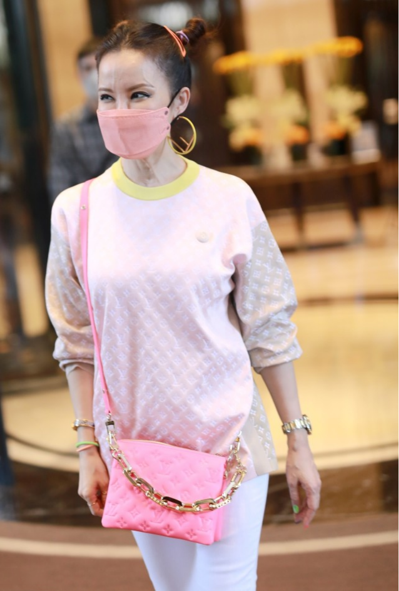 还是能看出来李玟老了，但是穿搭依旧很减龄，感觉比年轻人会打扮