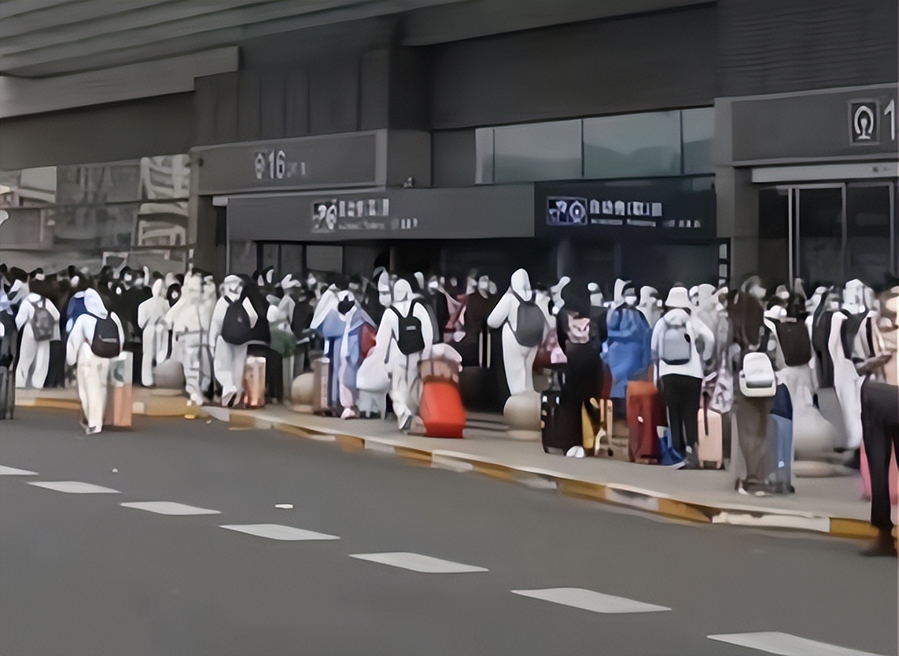 “一天都不想多待”，上海多所高校提前放暑假，两市迎接方式亮了