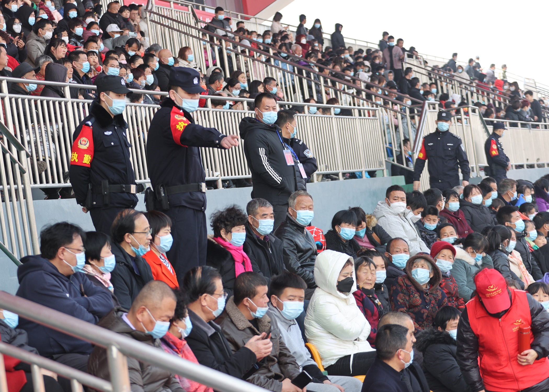 陕西大荔县公安多警联动护航非遗展演闹元宵
