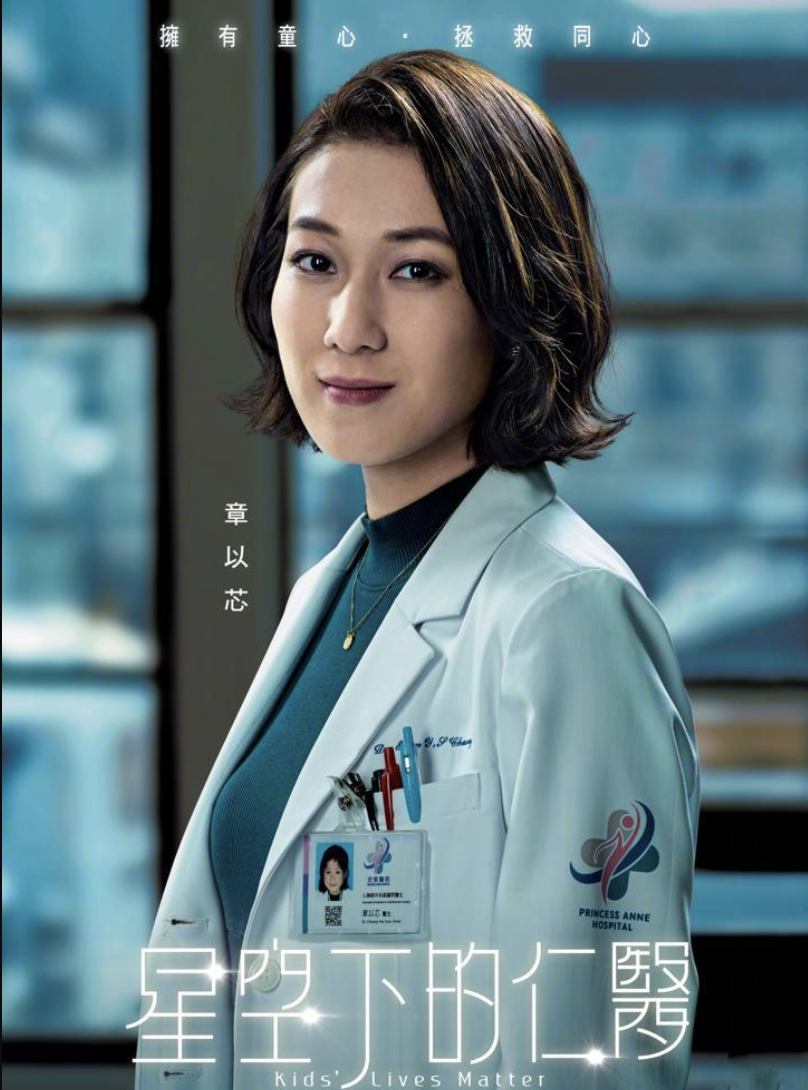 钟嘉欣和女儿为彼此化妆，英文粤语切换自如，Kelly表情古灵精怪