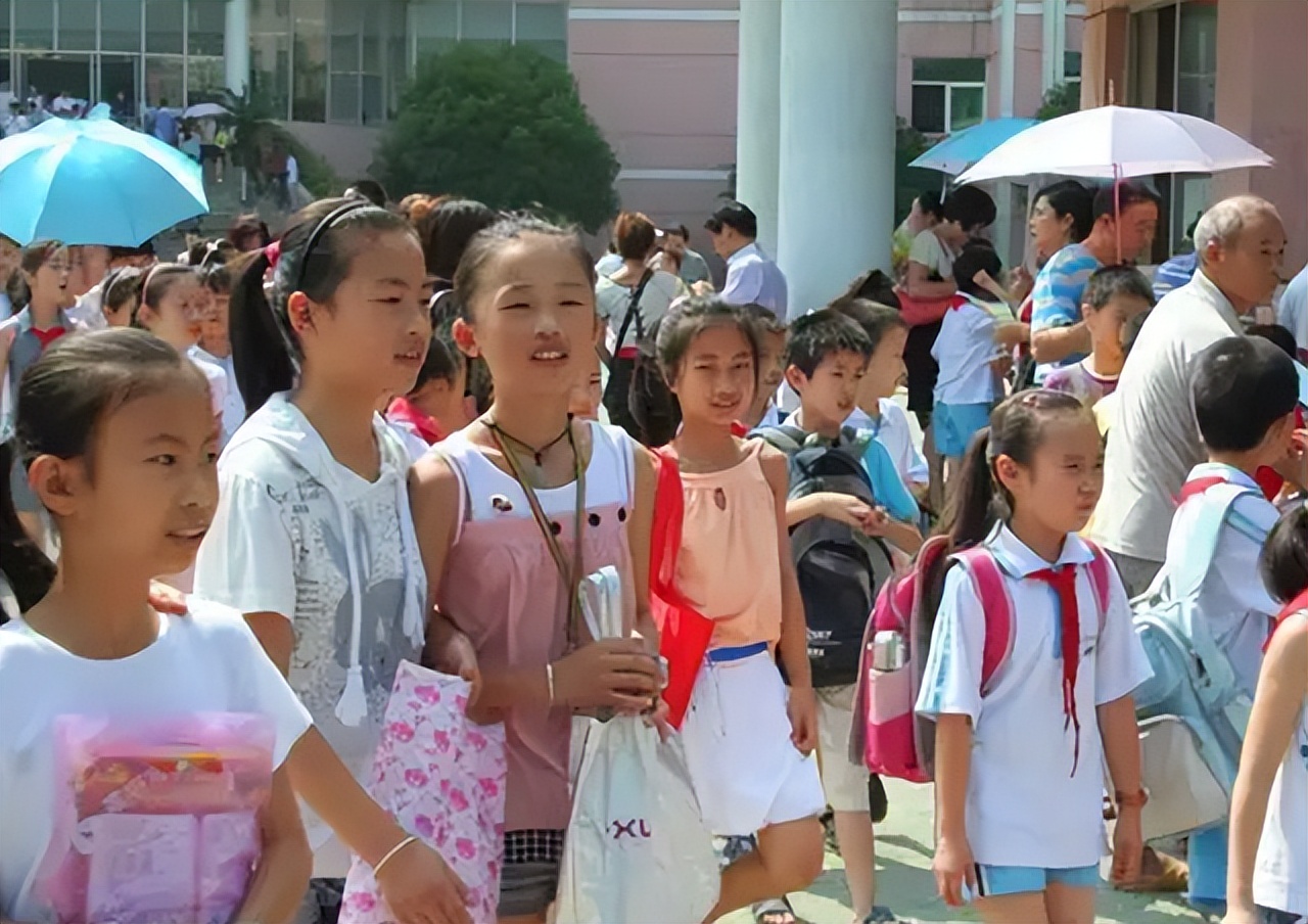 2022中小学生暑假时间已敲定，家长乐开了花，学生却愁眉苦脸
