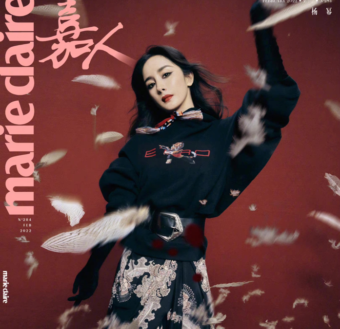 杨幂穿抹胸长裙亮相，露精致曲线蚂蚁腰，与小6岁热巴站着如姐妹