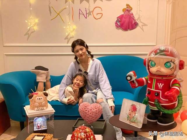 章子怡否认离婚后晒家庭照，汪峰跟2岁儿子穿亲子装，父子俩超像