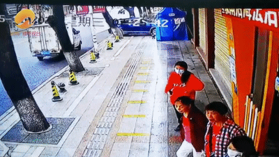 「惊险视频」泉州：特斯拉突然连撞上去 路人惊吓四散 有人受伤