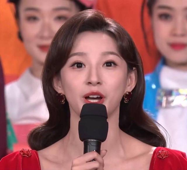 马凡舒：大一时期首登春晚，28岁凭春晚主持人成功出圈