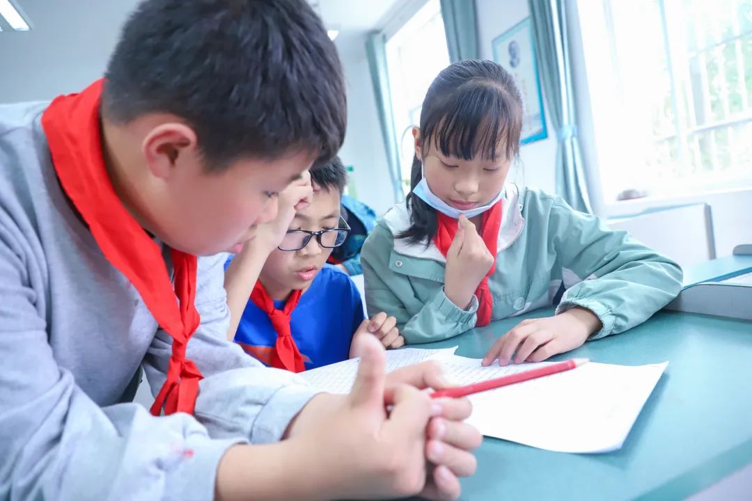 黄甲小学开展“人人参与科技节，我的科技节我做主”科技节活动