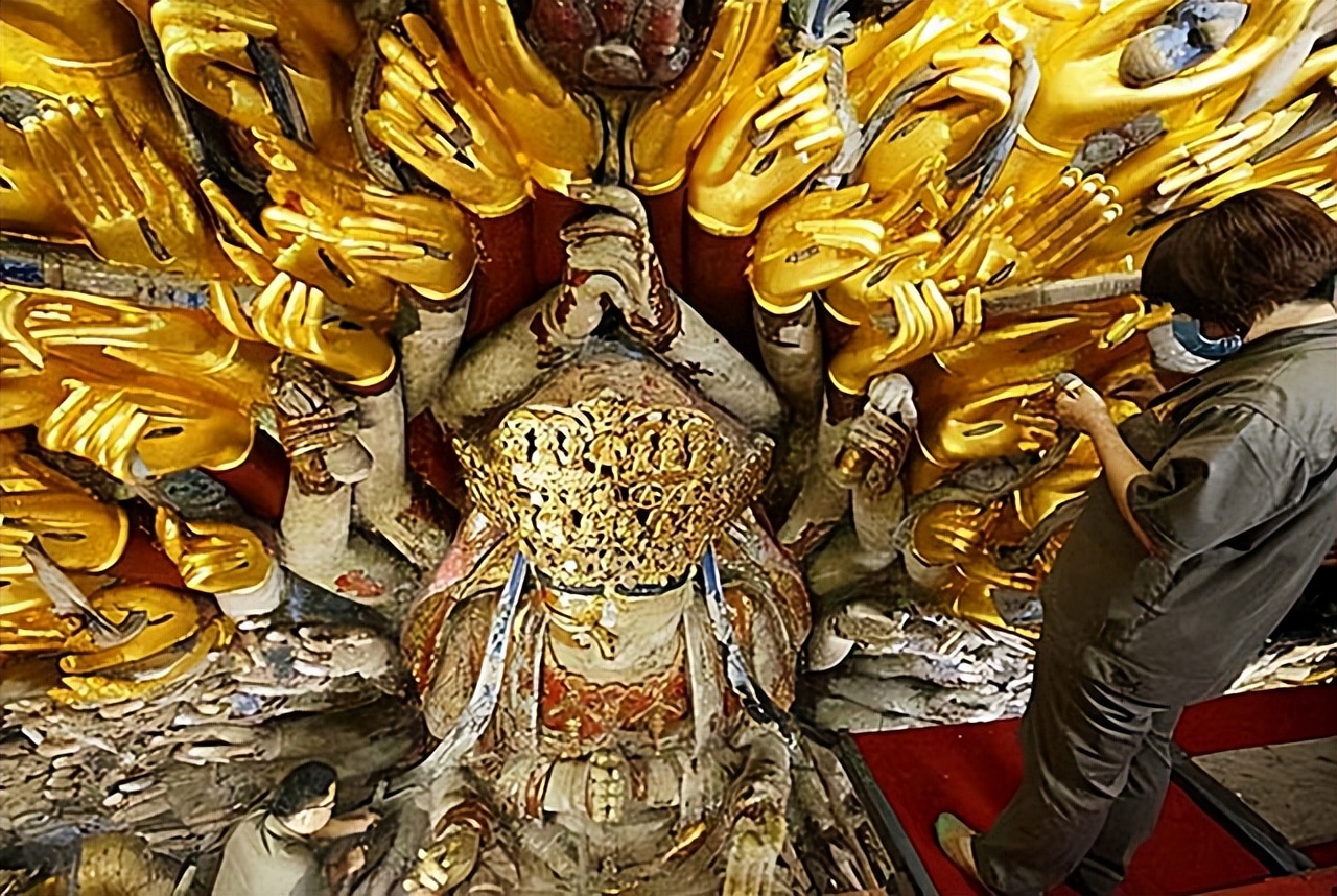 14年重庆工人修复800年前观音像，发现暗格，打开一段封藏的历史