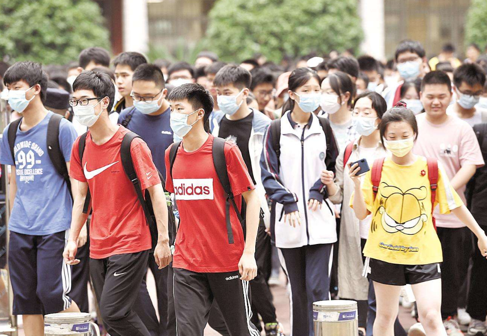 张非：四川考霸，4次参加高考，1次中状元，为何2次被学校劝退？