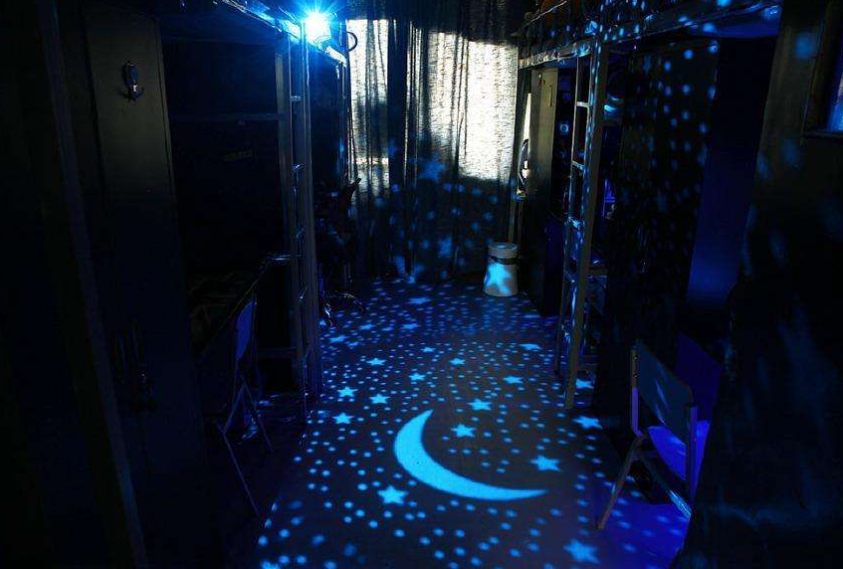 大学生“奇葩”的宿舍装饰，装饰前和室友多沟通，这真的交流过吗