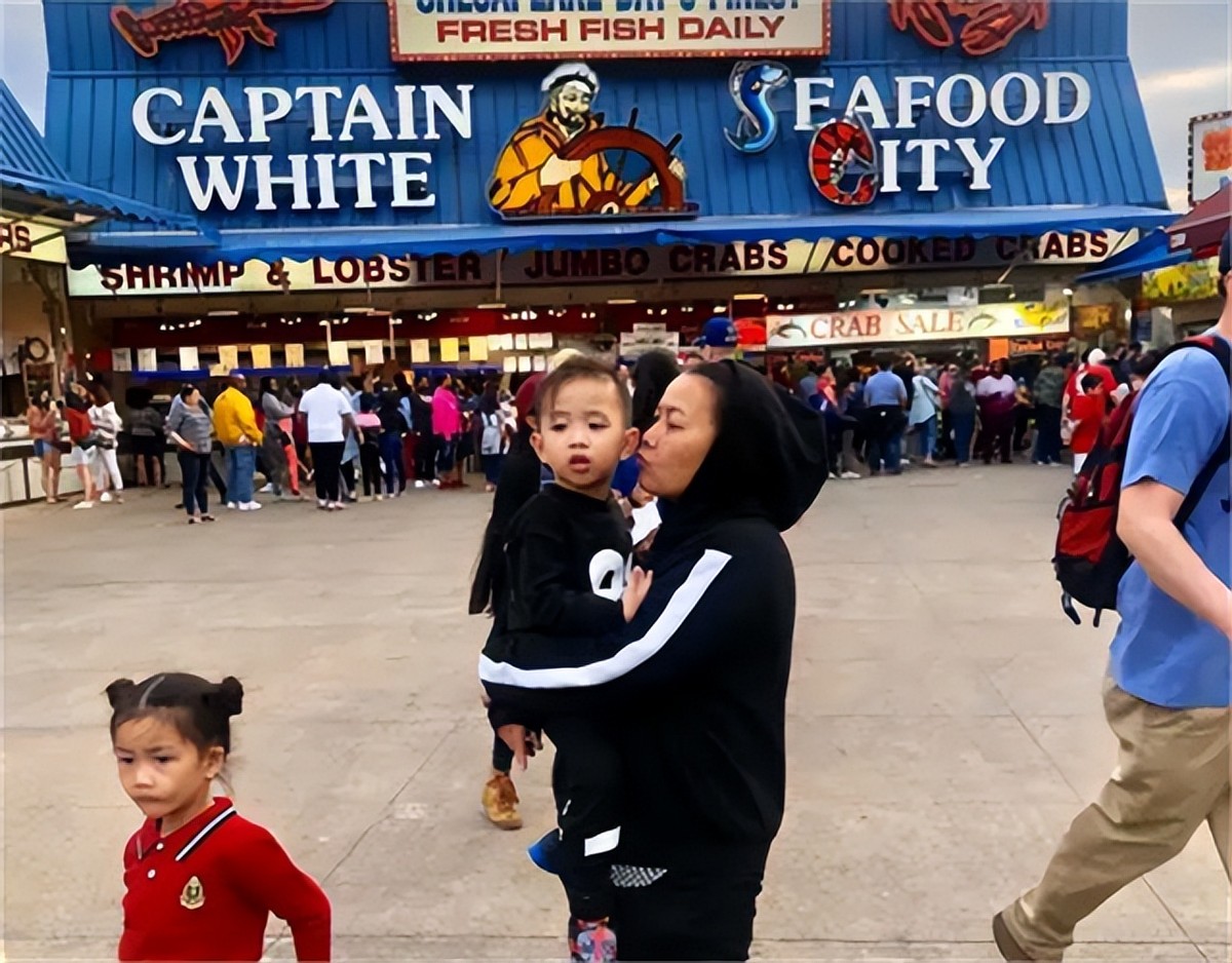 越南女保姆在明星家工作10年，常与明星一家出国旅游住高档酒店