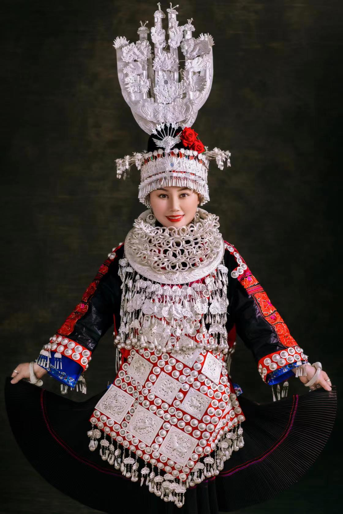 邓锦丽,苗族,贵州省剑河县人,凯里市青少年宫教师,凯里市舞蹈家协会