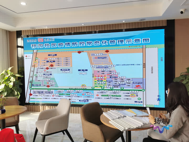 严格落实扫码测温 构筑社区疫情防控网