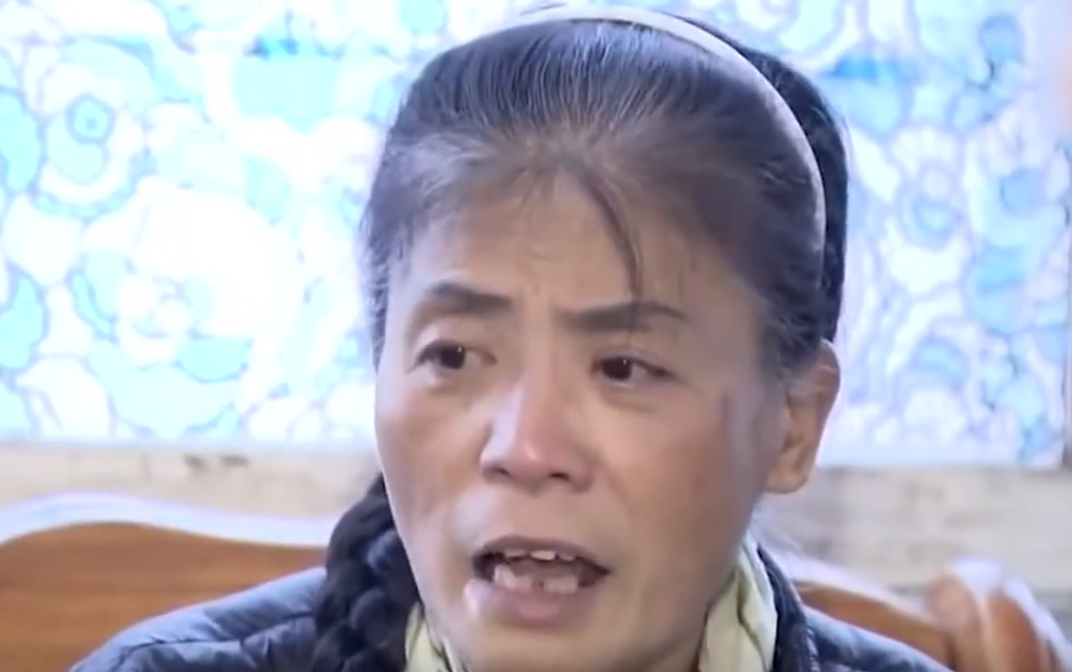 女大学生失恋后流落街头，和拾荒男人产下女婴，母亲泣不成声