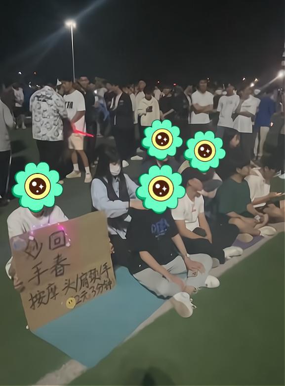 大学生摆摊帮人按摩，女生摊位生意火爆，男生摊位无人问津