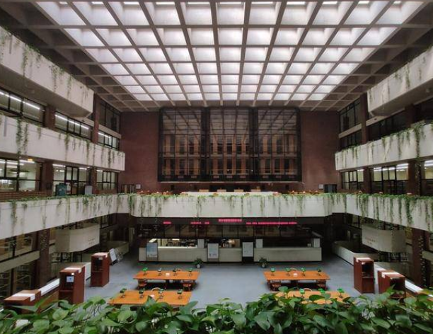 清华的校园设施有多好？男朋友去学校接女友，参观完瞬间不想走