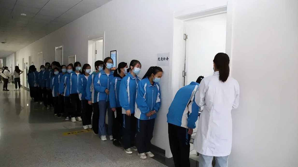 高考体检需要“一丝不挂”？学生扭捏且表示尴尬，体检医生很无奈