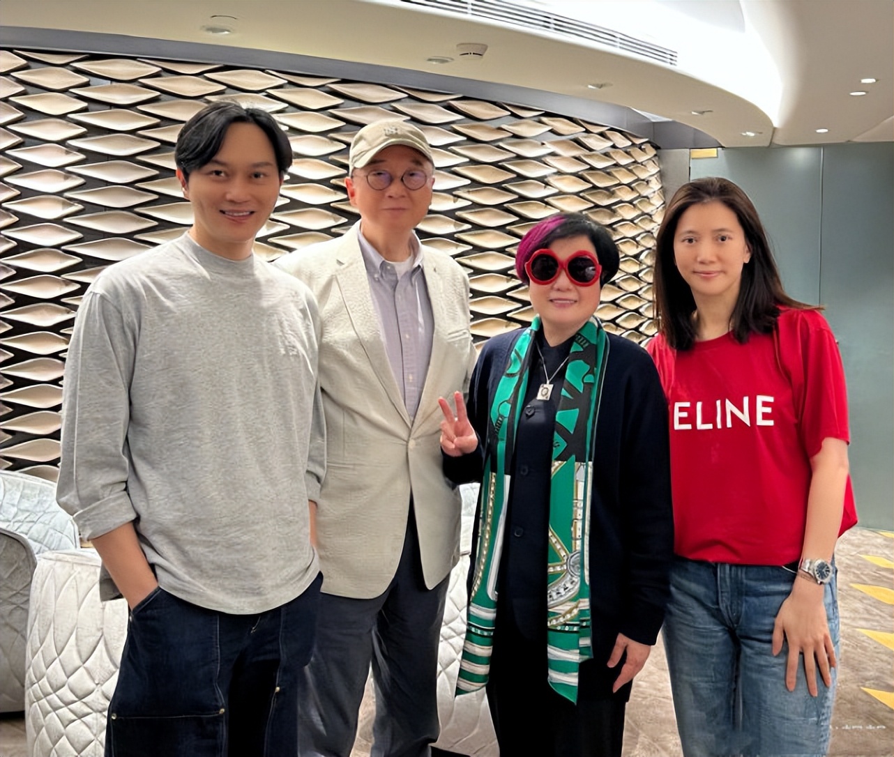 张智霖夫妇浪漫约会，结婚21年甜蜜如初，50岁袁咏仪自信秀全素颜