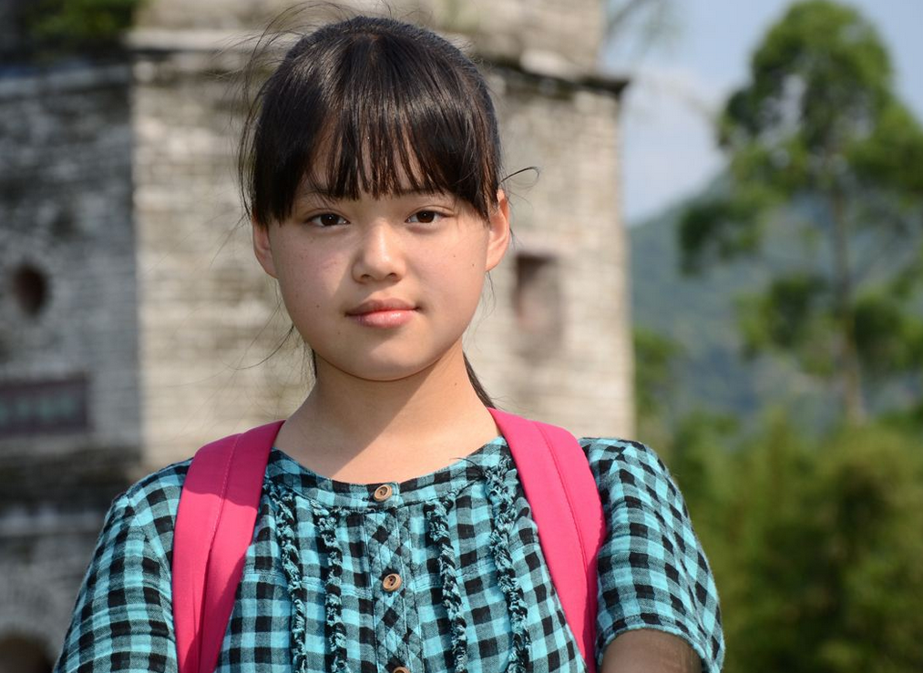 湖北老人收养女婴，捡垃圾供上大学，28年后女孩带老人自驾游全国