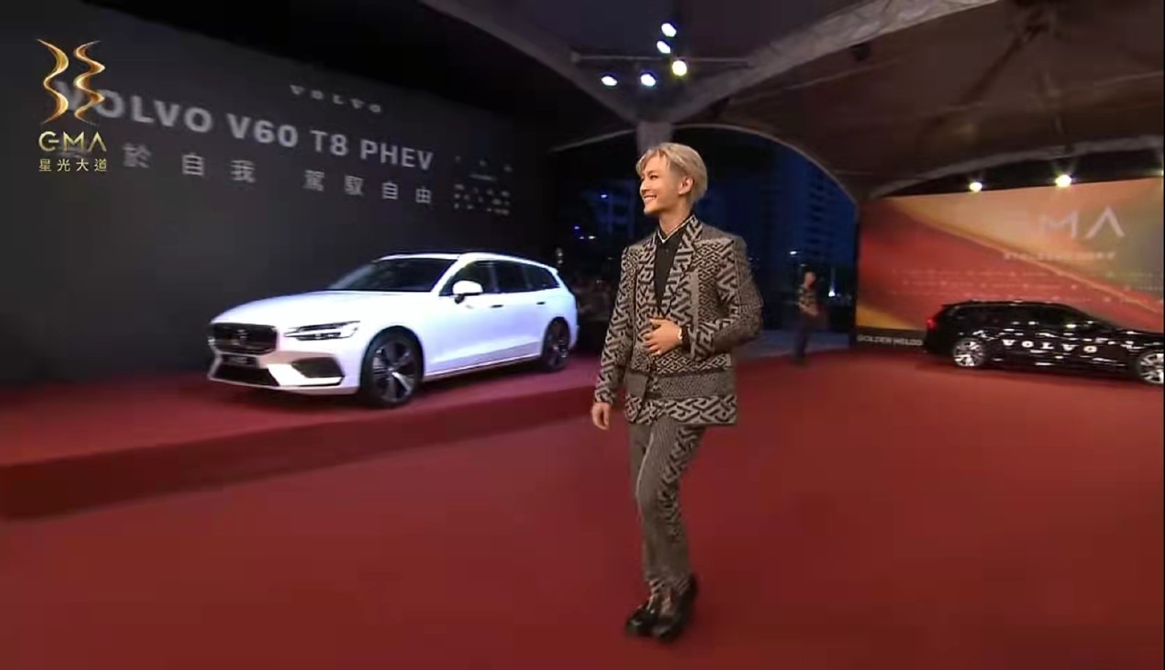 金曲奖红毯争奇斗艳，小S穿芭比粉踩恨天高，音乐组合戴恐龙头套