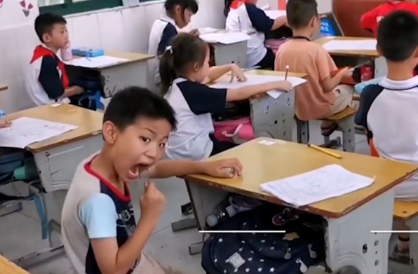 小学生考试钢笔漏水弄污试卷，望老师“手下留情”，老师却很为难
