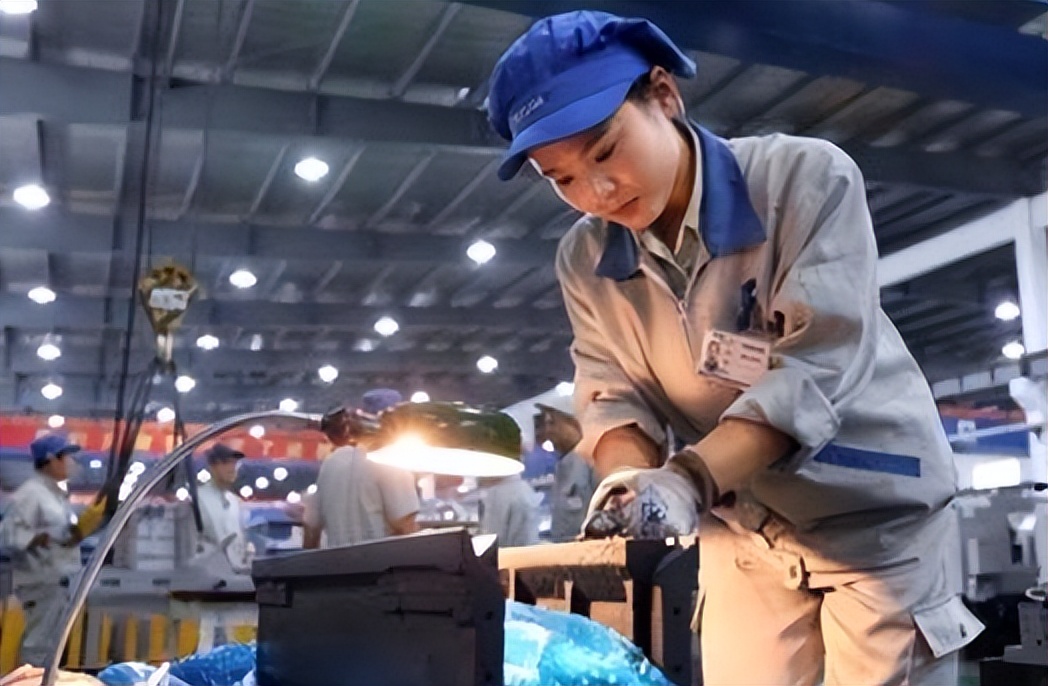 大学生到工厂面试，看到笔试题蒙了，与公务员考试相比如云泥之别