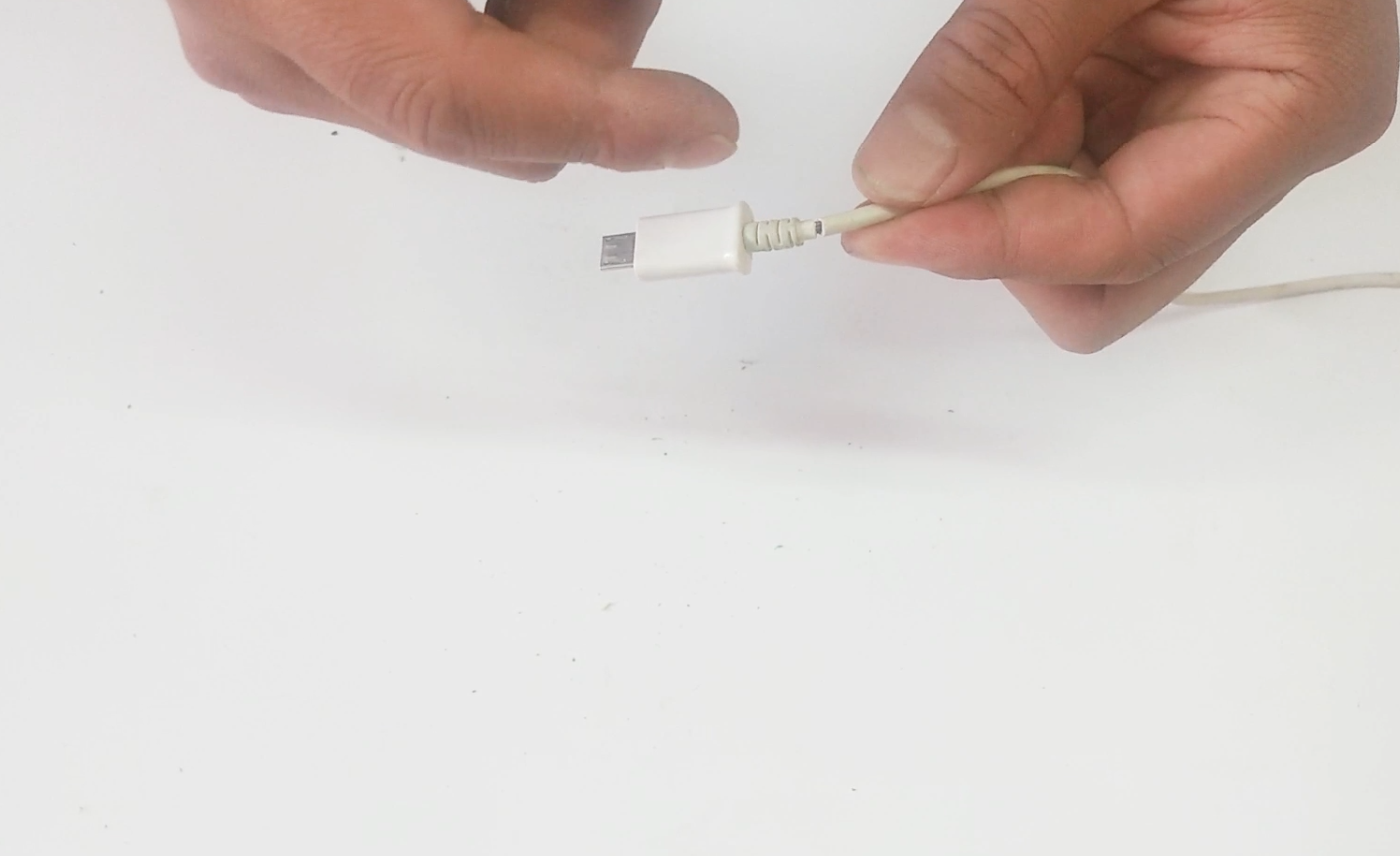 電線插頭根部斷了怎么辦？教你簡單修復一下，立馬就變得非常耐用