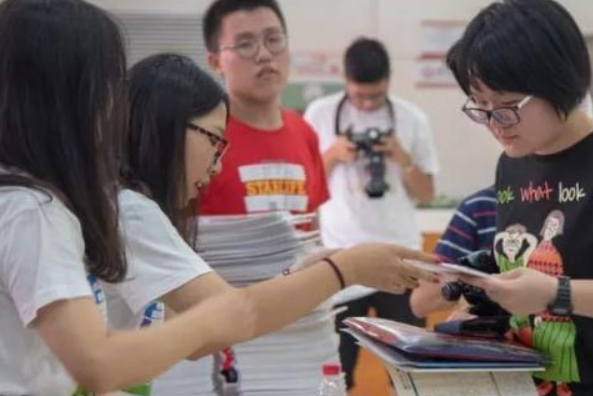 封校后的当代大学生们，集体在操场上跳舞，评论区一片指责声