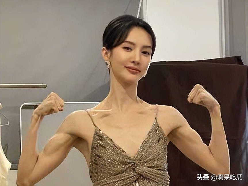 金晨因太瘦引热议，脸颊凹陷太显老，肩胛骨突出超吓人