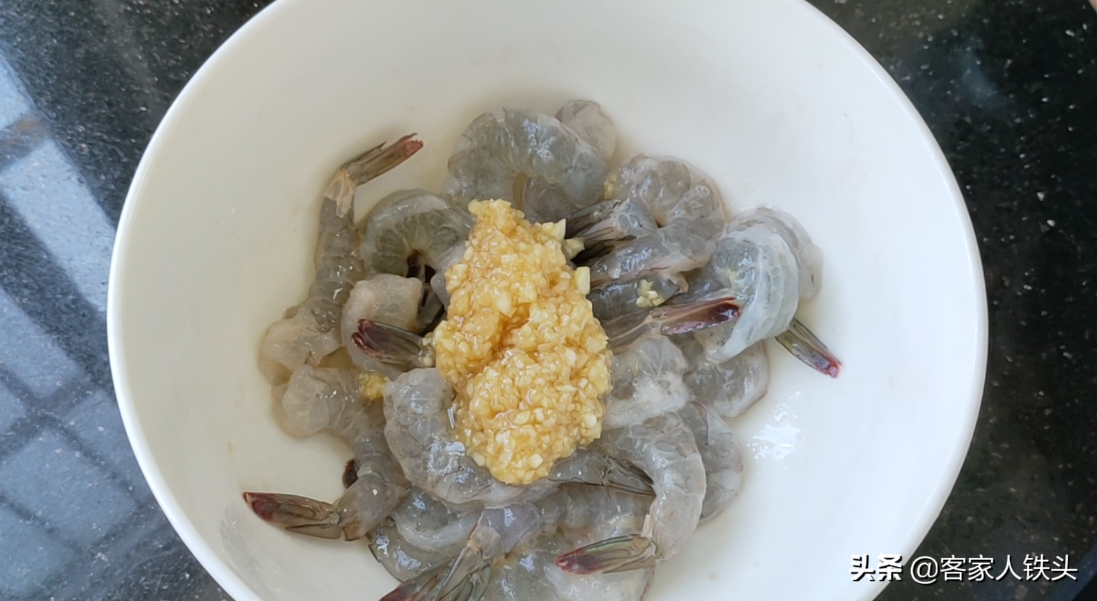 大虾还白灼？别老一套做了，这做法才过瘾，5分钟出锅，鲜嫩味美