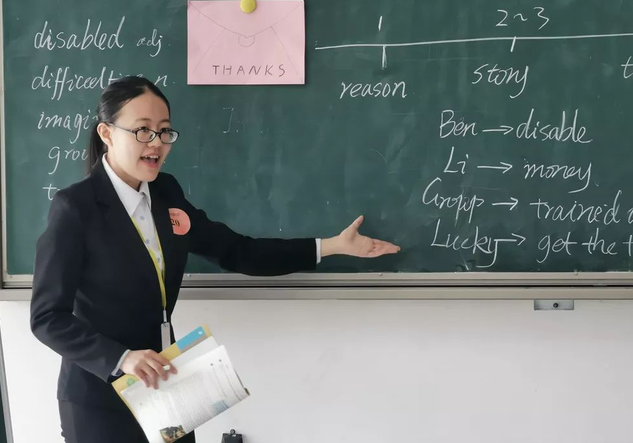 绩效奖金分配校长9000元，一线教师3200元，网友：难怪好老师走了