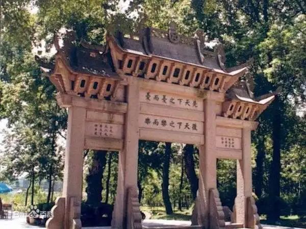 易烊千玺放弃国家话剧院入职：某些小镇做题家为何那么遭人反感？